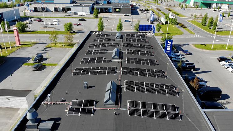 JYSK Limingantullin myymälän katolla Oulussa on aurinkosähkövoimala, joka tuottaa noin 15% myymälän sähköntarpeesta.