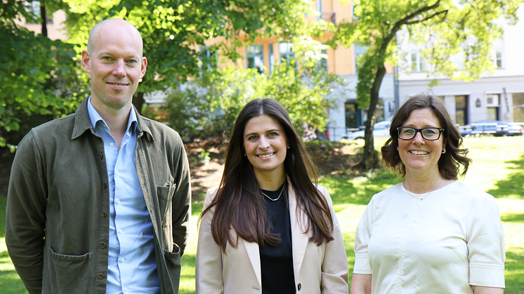 Nexer Tech Talent och ICA fortsätter samarbeta. På bilden från vänster: John Sjöberg och Sofie Lundh, Nexer Tech Talent, Johanna Wiking, ICA Group.