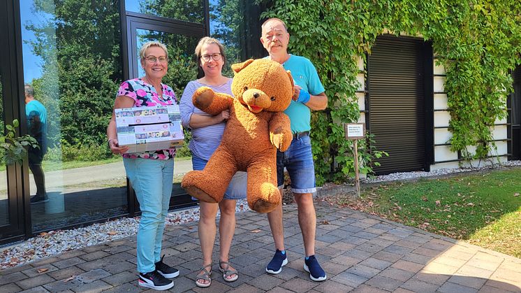 Vor dem Kinderhospiz Bärenherz: Ute und Joachim Heusner mit Kerstin Stadler (Mitte) vom Förderverein 