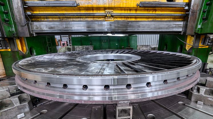 1 Vertical lathe and turbine - Nordroden_shutterstock_2179544173