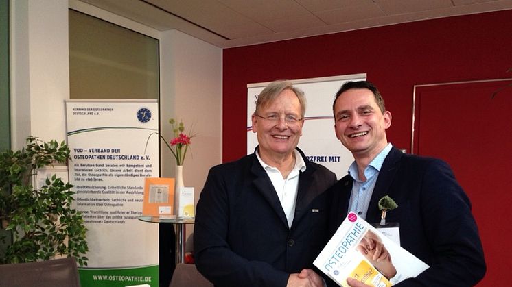 Der Arzt und Autor Prof. Dr. med. Dietrich Grönemeyer (l.) kam am Sonntag zum Osteopathie-Stand des VOD auf der Ruhr Medicinale in Essen. Foto: Klöpfel