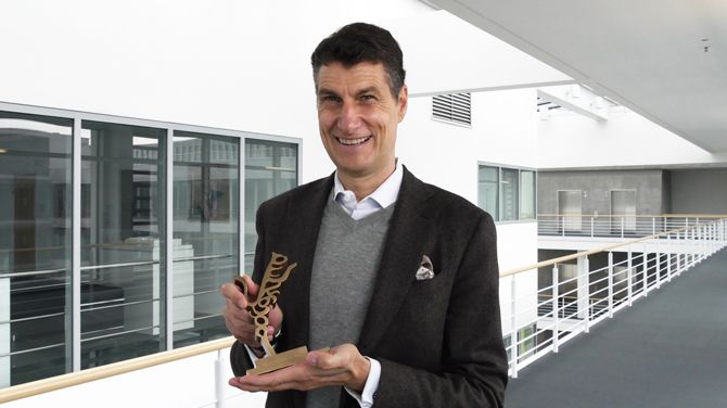 Dr. Axel Kaufmann, Vorstandssprecher und CFOO der Nemetschek Group, nimmt den Award entgegen