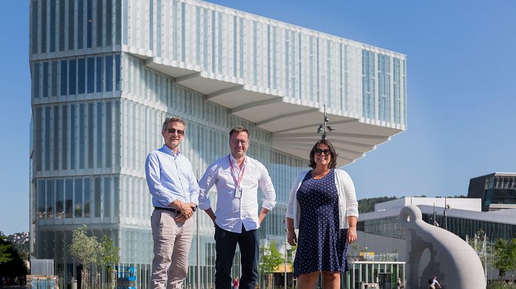 From left: VisitOSLO’s Managing Director Christian Lunde, Director at Deichman Knut Skansen and Director of Tourism at Visit Norway Bente Bratland Holm in front of Deichman Bjørvika (Photo: VisitOSLO/Didrick Stenersen)