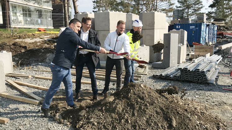 Fr v  Jahja Zeqiraj, fastighetsnämndens ordförande i Göteborg, Håkan Trygged, Arkitekt på Kub arkitekter,  Pierre Strömbäck, projektledare Riksbyggen och Stefan Foughman, produktionschef på Skanska.