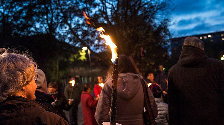 Vandring för fred med fackeltåg genom Fosie på FN-dagen