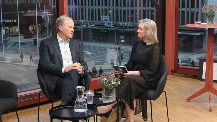 Leif Östling berättar för Anna Ahrenfeldt och övriga deltagare på historiens andra Sustainable Human Business Day om hur han förenade medarbetarengagemang med resultat under sin tid på Scania.