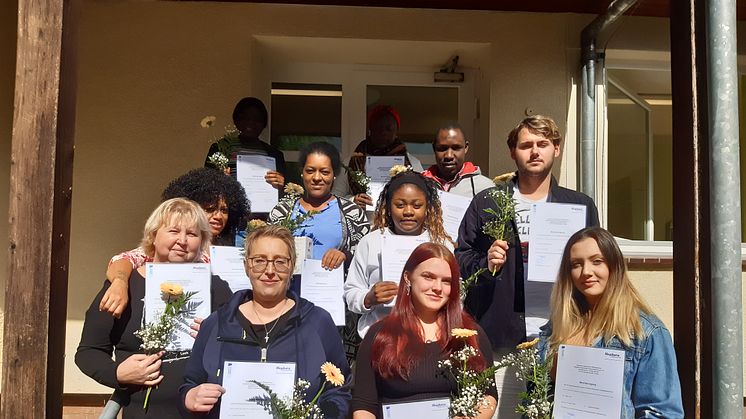 Elf Frauen und Männer haben die einjährige Ausbildung zu Pflegehelfer*innen bestanden (Foto: Natalia Cieslar).