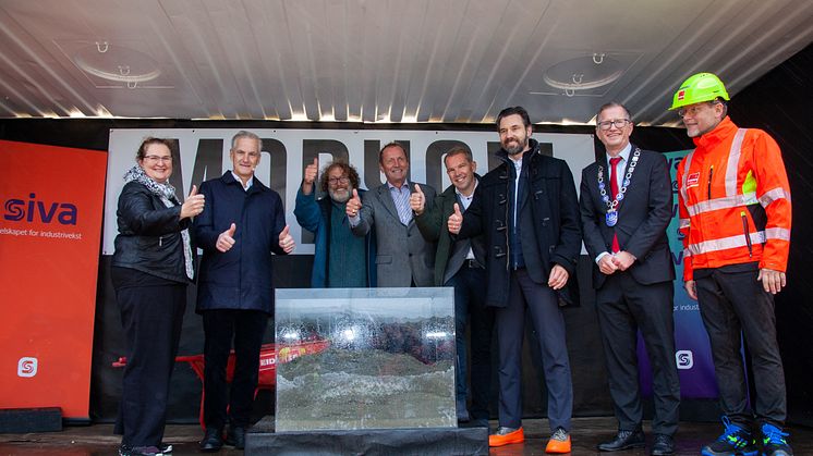 From left: Liv Monica Stubholt, Prime Minister Jonas Gahr Støre, Frederic Hauge, Kjell Roland, Steffen Syvertsen, Håkon Tanem, Robert Cornels Nordli, Jimmy Bengtsson