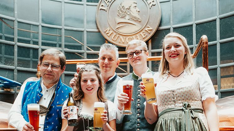 Paulaner Ausbildungsleiter Peter Winter, Annalena Ebner, Paulaner Braumeister Uli Schindler, Luis Heiß und Paulaner Ausbildungsleiterin Susanne Weber