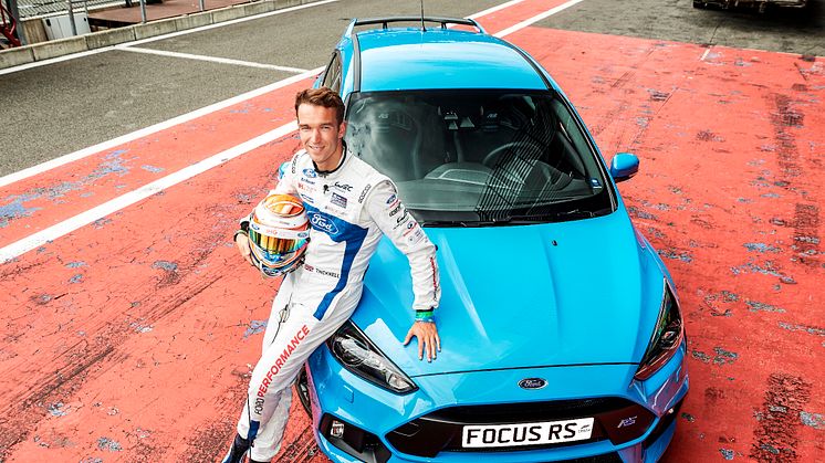 Zu gewinnen gibt es ein spannendes Fahrerlebnis mit dem Ford Focus RS und dem Ford-Rennfahrer Harry Tincknell