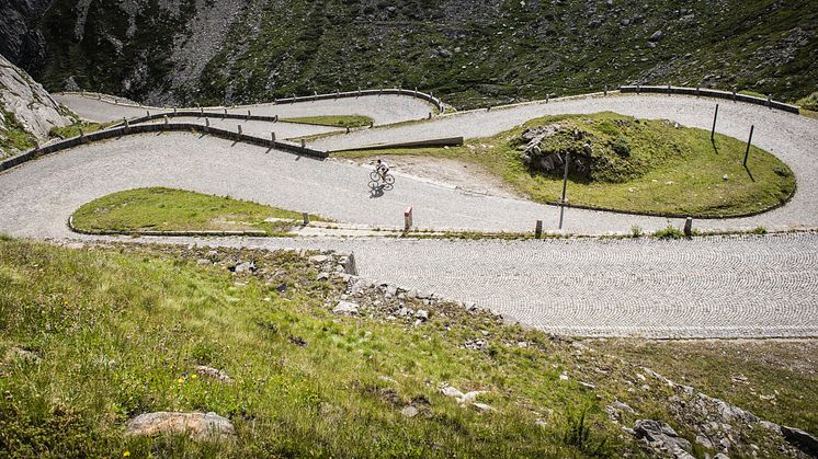 Radlegende Bruno Risi unterwegs auf der spektakulären Tremola am Gotthardpass © Schweiz Tourismus