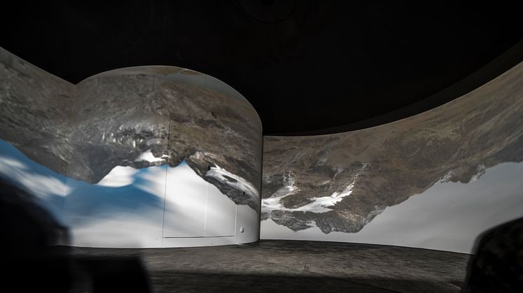 Die Welt steht kopf in der Camera Obscura auf dem Berninapass (c) Johannes Frigg