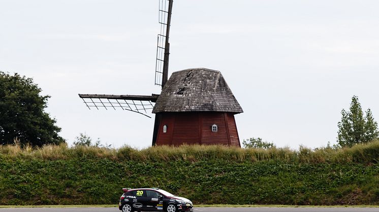 Fördel Henric Skoog i Renault Clio Cup efter regnrace på Kinnekulle Ring