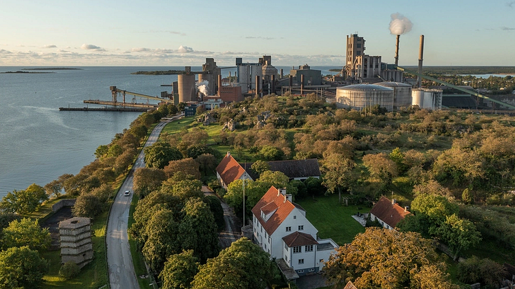 Slite på Gotland med cementfabriken i bakgrunden.