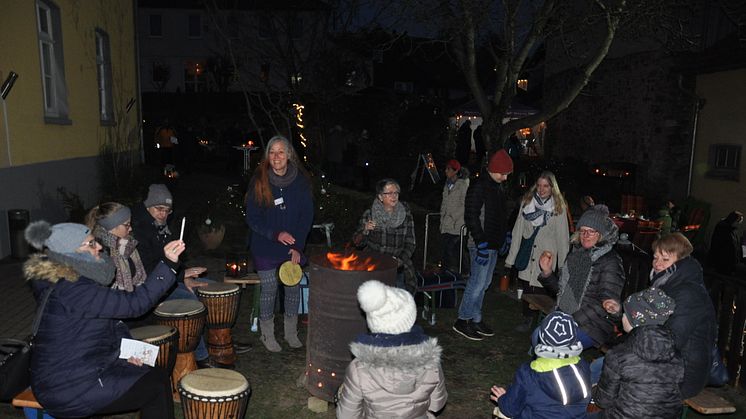 Wie im Vorjahr können Besucher der Veranstaltung „Advent in den Höfen“ im Innenhof der Hephata-Sozialpsychiatrie in Fritzlar unter anderem bei Trommelklängen zuhören und mitmachen.