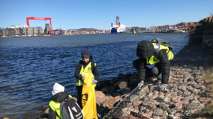 Säckar fulla med plast, fiskelinor och annat skräp vid helgens kustpremiär