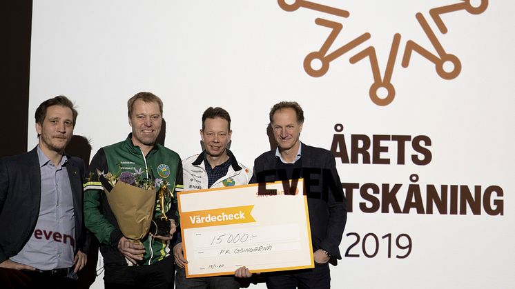 Henrik Larsson och Håkan Axelsson från FK Göingarna lyckliga vinnare av Årets Eventskåning 2019. Fr vänster: Fredrik Persson, näringslivschef Östra Göinge, Henrik Larsson och Håkan Axlesson FK Göingarna, Pehr Palm VD Event in Skåne