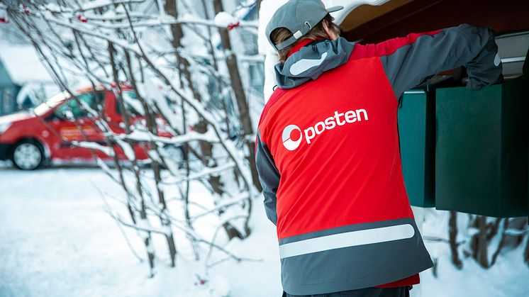 Postbudene har sin desidert travleste tid. De kan både levere og hente posten i din egen postkasse. FOTO: Håvard Jørstad / Posten