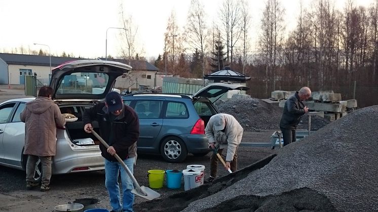 Utdelning av gratis sand. Foto: Umeå kommun.