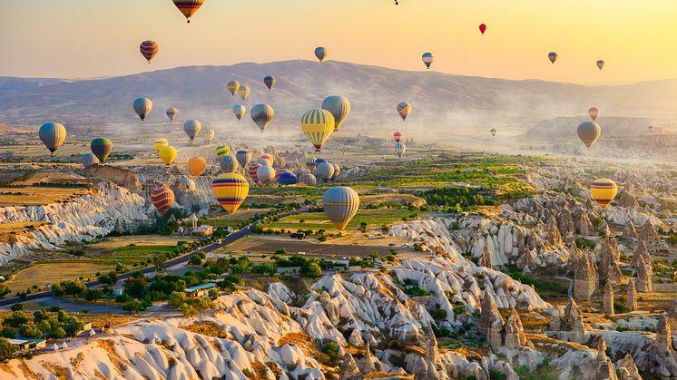 Eine Fahrt mit dem Heißluftballon über die faszinierende Landschaft Kappadokiens ist ein unvergessliches Erlebnis.