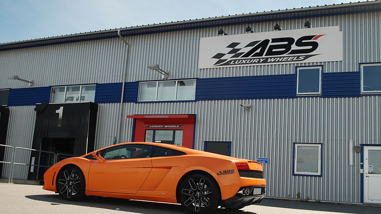 Lamborghini utanför ABS Wheels huvudkontor