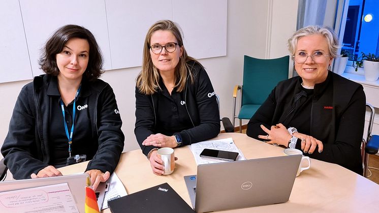 ​Katerina Karlsson, Catharina Terelius och Charlotta Munck planerar inför försöket med ett mobilt team på akutmottagningen.