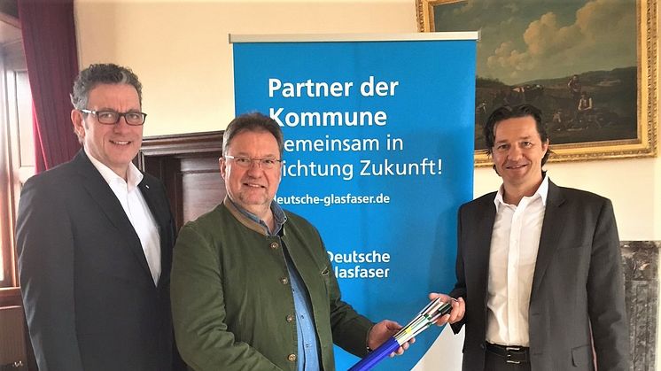 Von links: Ingo Teimann, Regionalmanager Deutsche Glasfaser, Bürgermeister der Gemeinde Ober-Mörlen, Jörg Wetzstein, und Frank Geltinger, Director Business Development von Deutsche Glasfaser Business freuen sich auf den Glasfaserausbau in Ober-Mörlen