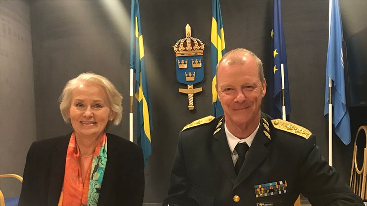 Camilla Isaksson, SVP, Regional Director HR Services Nordics och Klas Eksell, Försvarsmaktens personaldirektör.