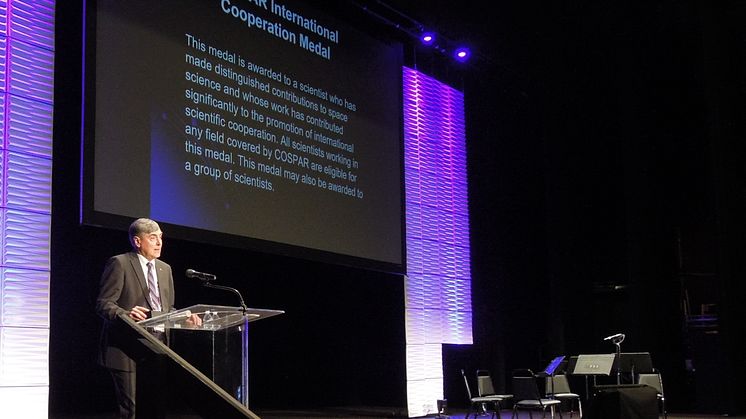 Professor Stas Barabash, IRF, tar emot COSPAR International Cooperation Medal för 2018 vid en ceremoni i Pasadena, Kalifornien, USA. Bild: Mats Holmström, IRF