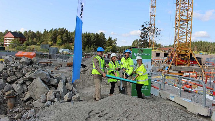 Vectura, Aleris, NCC och representant från Sigtuna kommun tar första spadtaget för trygghets- och äldreboende