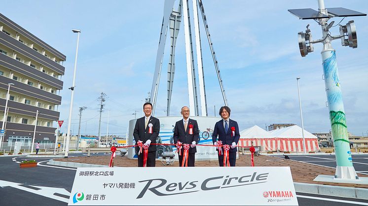 御厨駅開業式（3月7日）でのテープカットの様子（左から、渡部修 磐田市長、日髙祥博 当社代表取締役社長、長屋明浩 当社執行役員デザイン本部長）