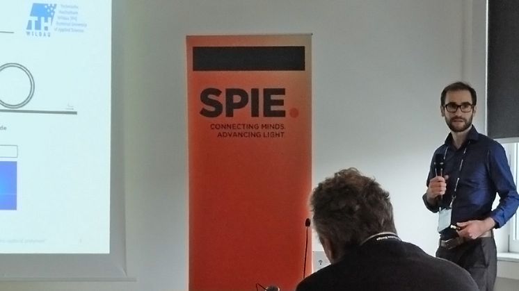 Patrick Steglich während seines Vortrages auf der SPIE-Tagung „Photonics Europe“ in Brüssel.