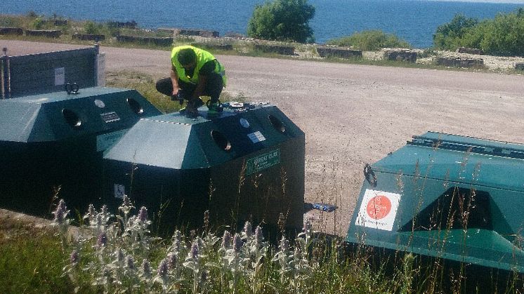 Montering av Smart Recycling-transpondrar på glassåtervinningscontainrar på Öland.