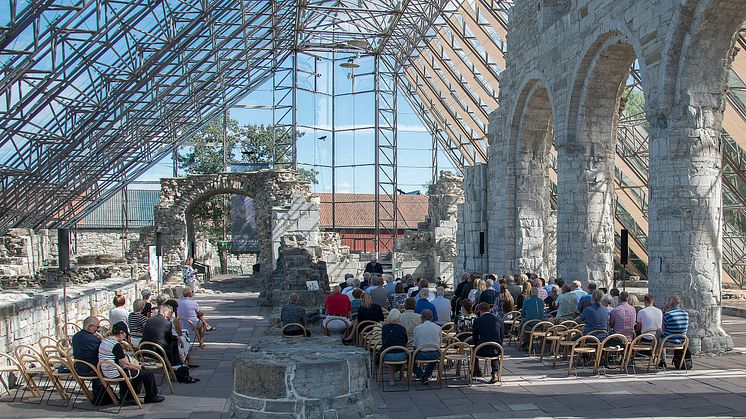 HAMARDOMEN 20 ÅR: Vernebygget over domkirkeruinene er selv fredet, og utgjør sammen med ruinene Hamardomen - et av landets viktigste kulturminner, en fantastisk kulturarena og et unikt kirkerom. Foto: Geir Ove Andreassen/Anno Domkirkeodden