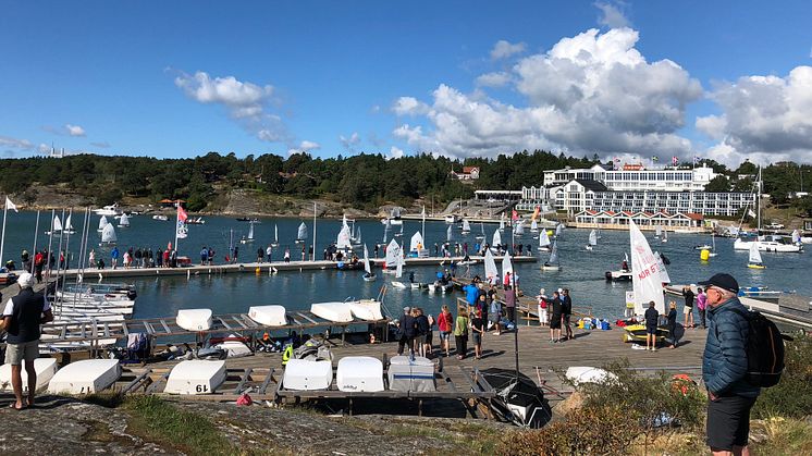 Optimistjollarna redo för start i Lilla Tjörn Runt. Foto: Carin Kling