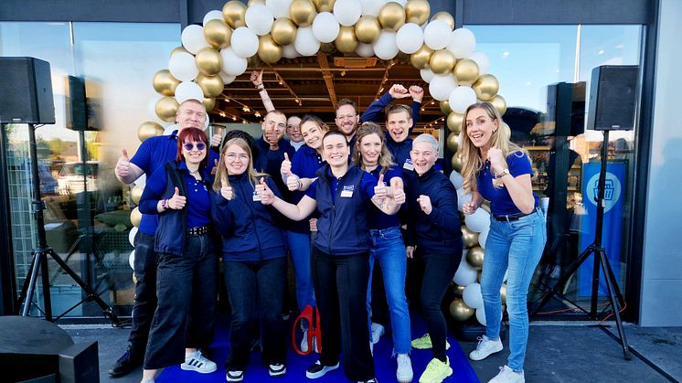 Blije medewerkers van JYSK bij de opening in Lessen.