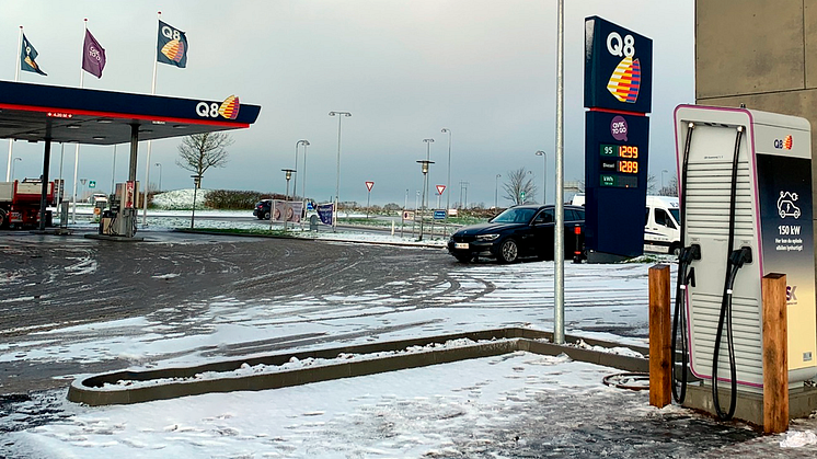 Klar til juletrafikken: Q8 åbner hidtil største station for lynladere i Nørre Aaby