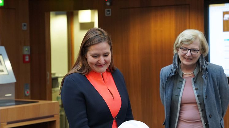 Ministerin Dr. Manja Schüle informiert sich an der TH Wildau über den Einsatz von Robotern; l. Dr. Manja Schüle, r. Prof. Dr. Ulrike Tippe, Präsidentin der TH Wildau (Foto: Mike Lange)