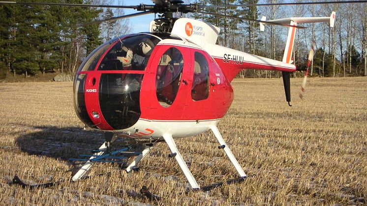 Under vecka 23 besiktigar Linde energi ledningsnätet med hjälp av helikopter. Foto: Linde energi