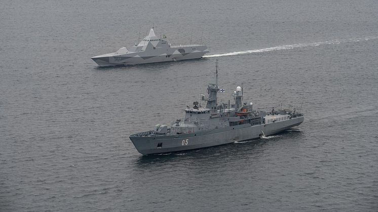 Svenska och finska fartyg övar tillsammans i Stockholms skärgård. På bilden syns det finska minfartyget Uusimaa tillsammans med HMS Helsingborg. Foto: Melina Westerberg/ Försvarsmakten