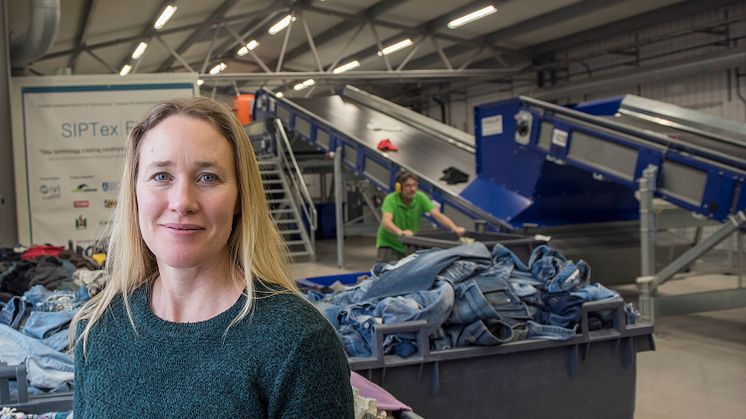 Anläggningen använder visuell och nära-infraröd spektroskopi för att sortera textilier utifrån olika textilfibrer, berättar Maria Elander på IVL Svenska Miljöinstitutet. Foto: Anette Andersson/IVL