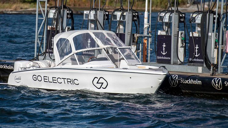 Den elektriska bärplansbåten Candela Seven vid Fjäderholmarnas sjöstation, en av de stationer som ska ingå i laddnätverket.