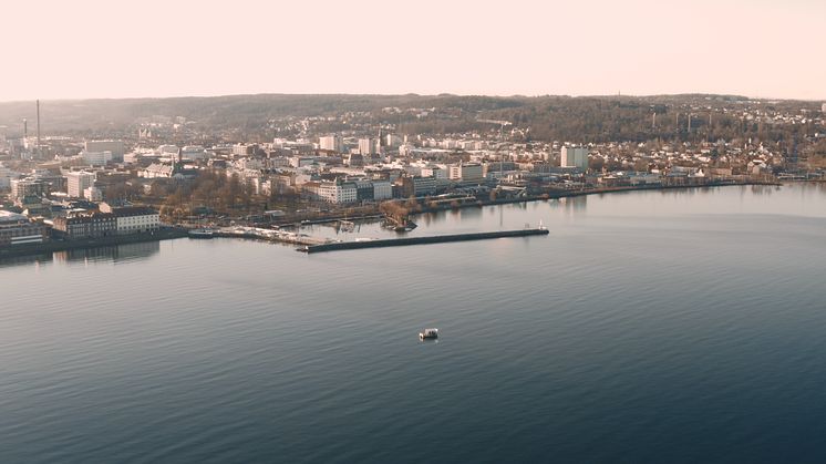 I en av kampanjfilmerna pågår en konferens ute på en flotte i Vättern.