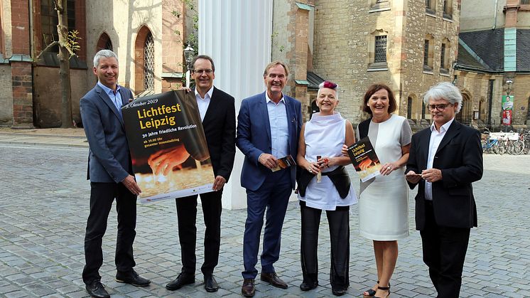 Bernhard Stief, Volker Bremer, Burkhard Jung, Victoria Coeln, Marit Schulz und Michael Kölsch (v.l.) präsentieren das Programm zum Jubiläum „30 Jahre Friedliche Revolution“ - Foto: Andreas  Schmidt