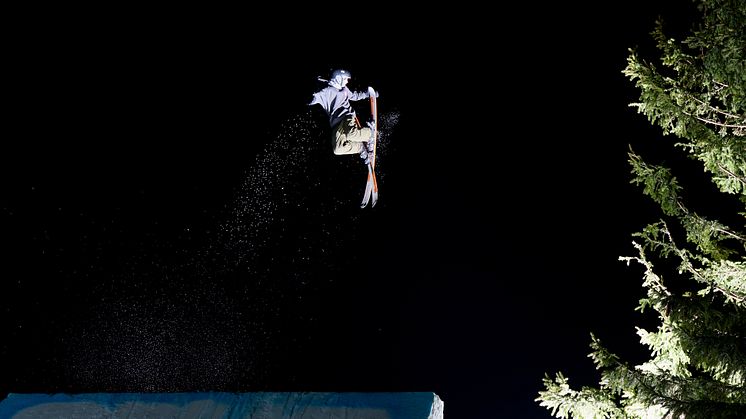 Freeskier auf dem grossen Kicker am nächtlichen Big-Air-Contest 2022 mitten in Mürren