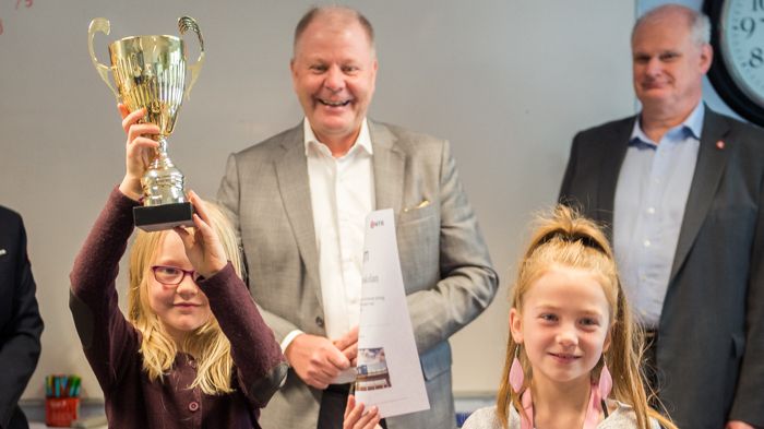 Julia och Agnes från Pilgrimsskolan tar emot Lilla Säkerhetspriset av MTR Nordics VD Peter Viinapuu. (Foto: Viktor Fremling)