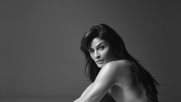 Helena Christensen er ny ambassadør for N'AGE. "For mig er det allervigtigste, at resultatet er naturligt, men samtidig gør en tilpas forskel, så man føler sig frisk og glad, når man ser sig selv i spejlet” (Foto: Henrik Bülow).