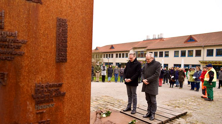 Am Mahnmal neben der Hephata-Kirche legten Diakonie-Präsident Ulrich Lilie und Hephata-Vorstandssprecher bei der Gedenkveranstaltung im Rahmen des Diakonie-Jubiläums Blumen nieder.