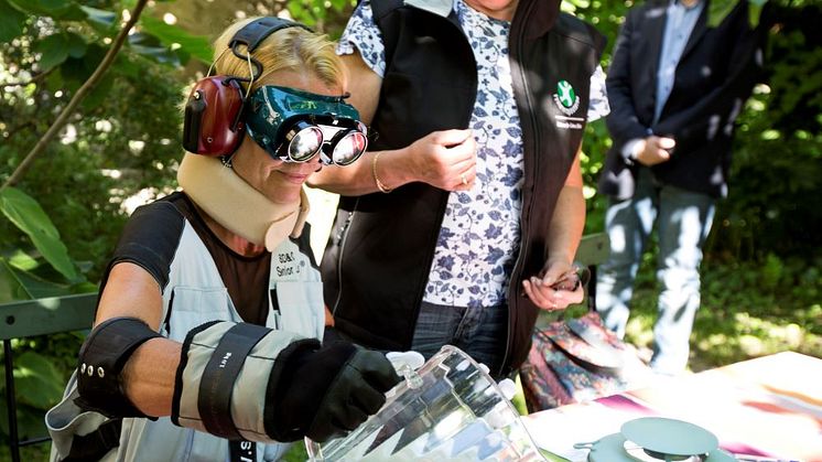 Hur är det att ha nedsatta funktioner i sådant som syn, rörlighet och styrka? Kom och prova äldredräkten Göteborgs Stadsmuseum den 11 januari! Foto: AgeCap