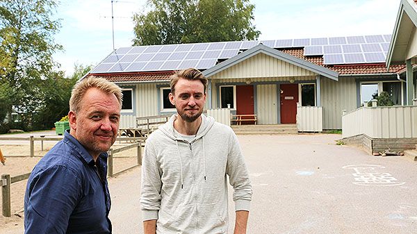 Mathias Ottosson och Fredrik Eriksson visar förskolan Linnea i Onsala, som nyligen fick solpaneler monterade på taket.